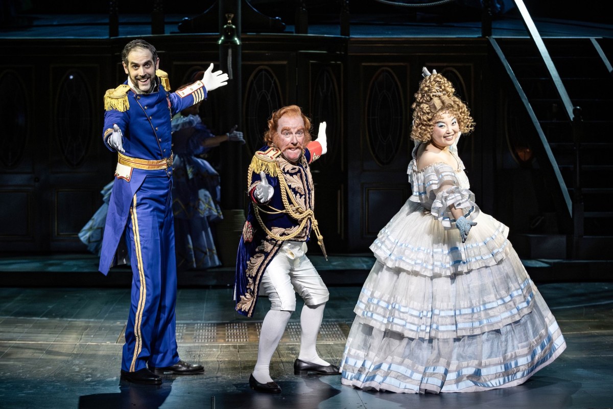 John Savournin, Neal Davies, Henna Mun, ENO’s HMS Pinafore 2025 © Craig Fuller.