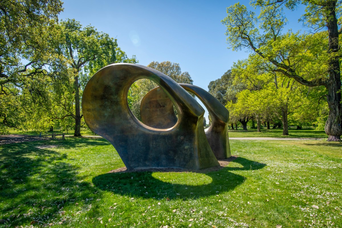 Henry Moore, Double Oval, 1966. Installation view, Henry Moore: Monumental Nature, Royal Botanic Gardens, Kew. Photo: Jeff Eden.
